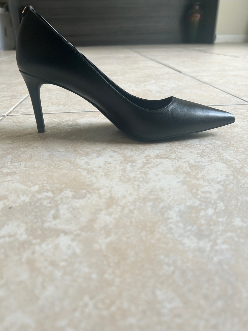 Michael Kors Women's Black Leather Pointed-Toe Pumps - Picture 6 of 8